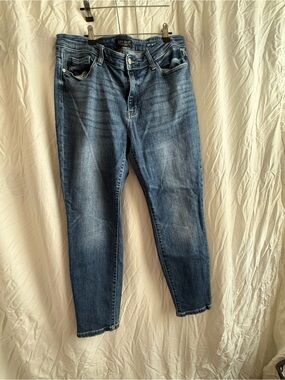 Judy Blue Women's Boyfriend Jeans - Medium Blue Wash